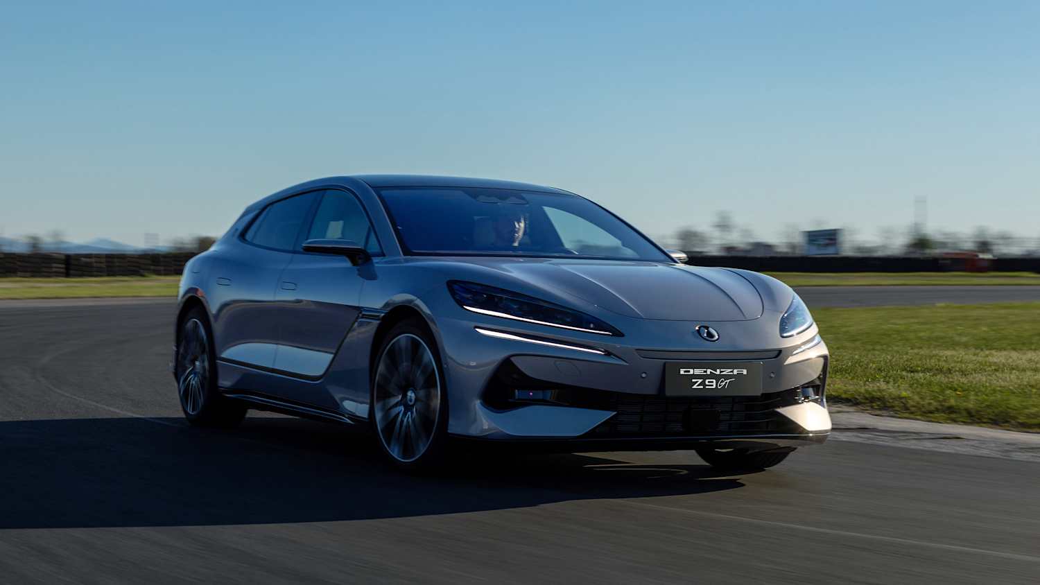 Ein Denza Z9 GT fahrend von vorne zu sehen