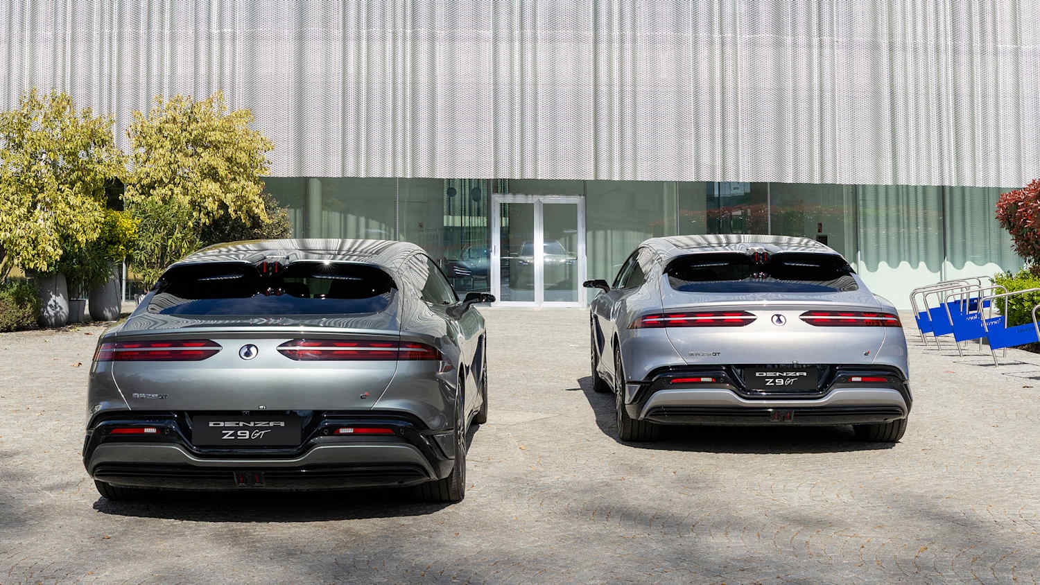 Zwei Denza Z9 GT stehend von hinten zu sehen