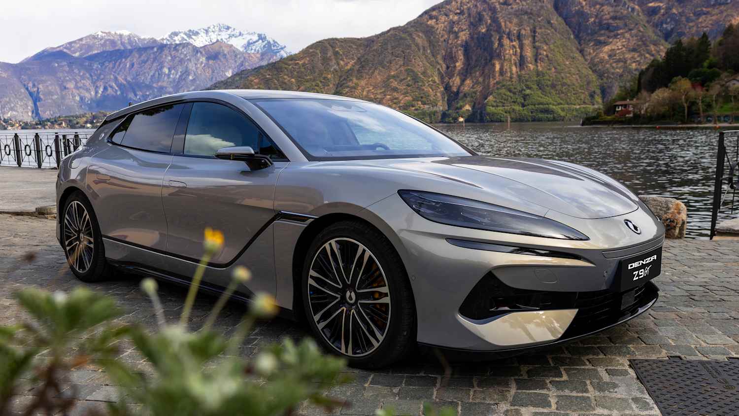 Ein Denza Z9 GT stehend von der Seite zu sehen