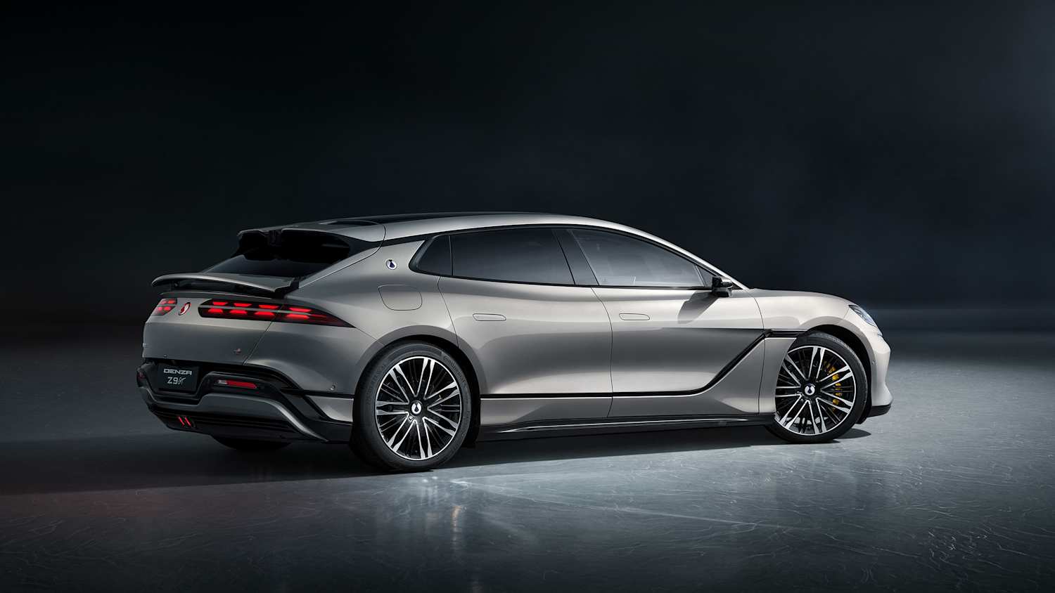 Ein Denza Z9 GT stehend seitlich von hinten zu sehen