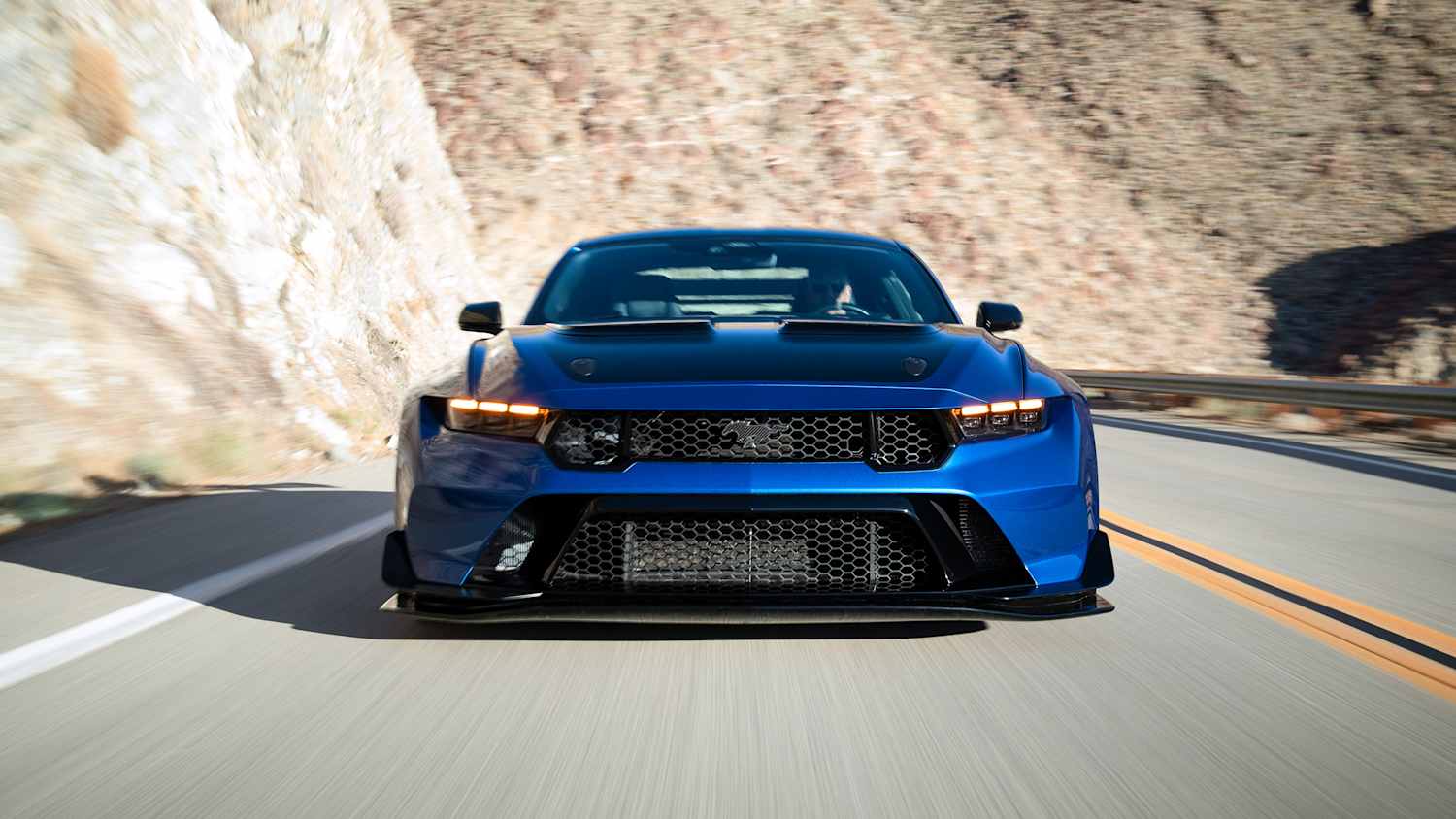 Der neue Ford Mustang GTD fahrend von vorne zu sehen