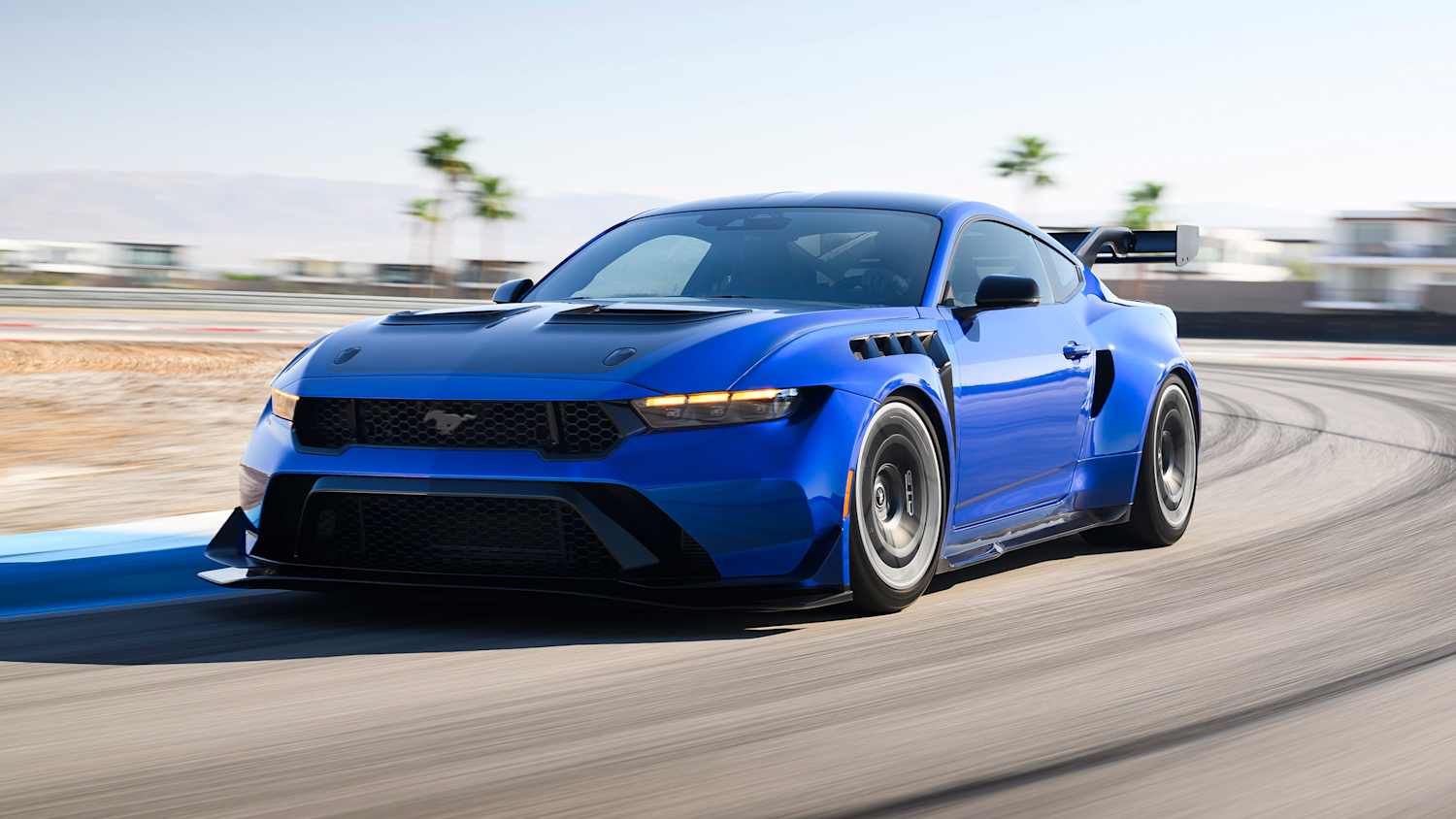 Der neue Ford Mustang GTD fahrend seitlich von vorne zu sehen