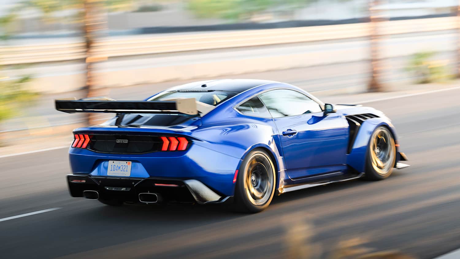 Das Heck des neuen Ford Mustang GTD fahrend zu sehen