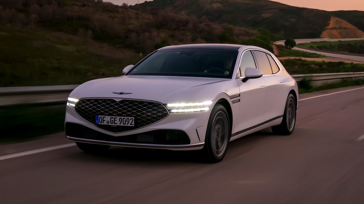 Frontansicht eines fahrenden Genesis G90