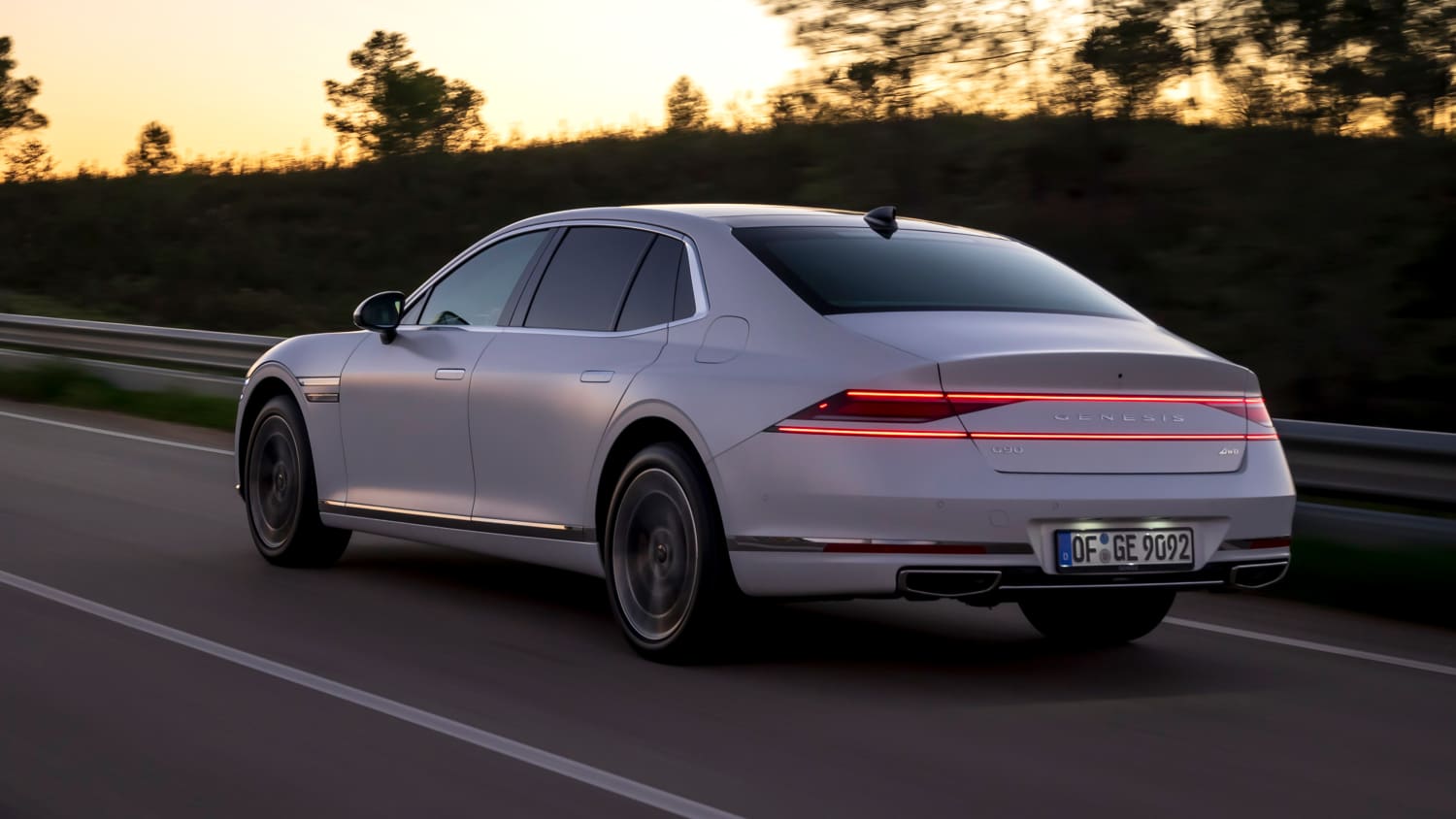 Heckansicht eines fahrenden Genesis G90