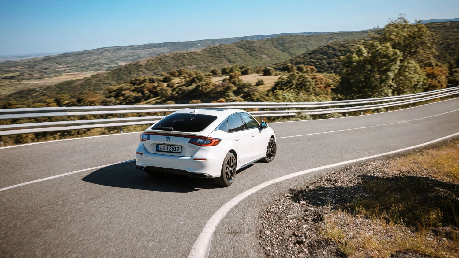Honda Civic fahrend von hinten