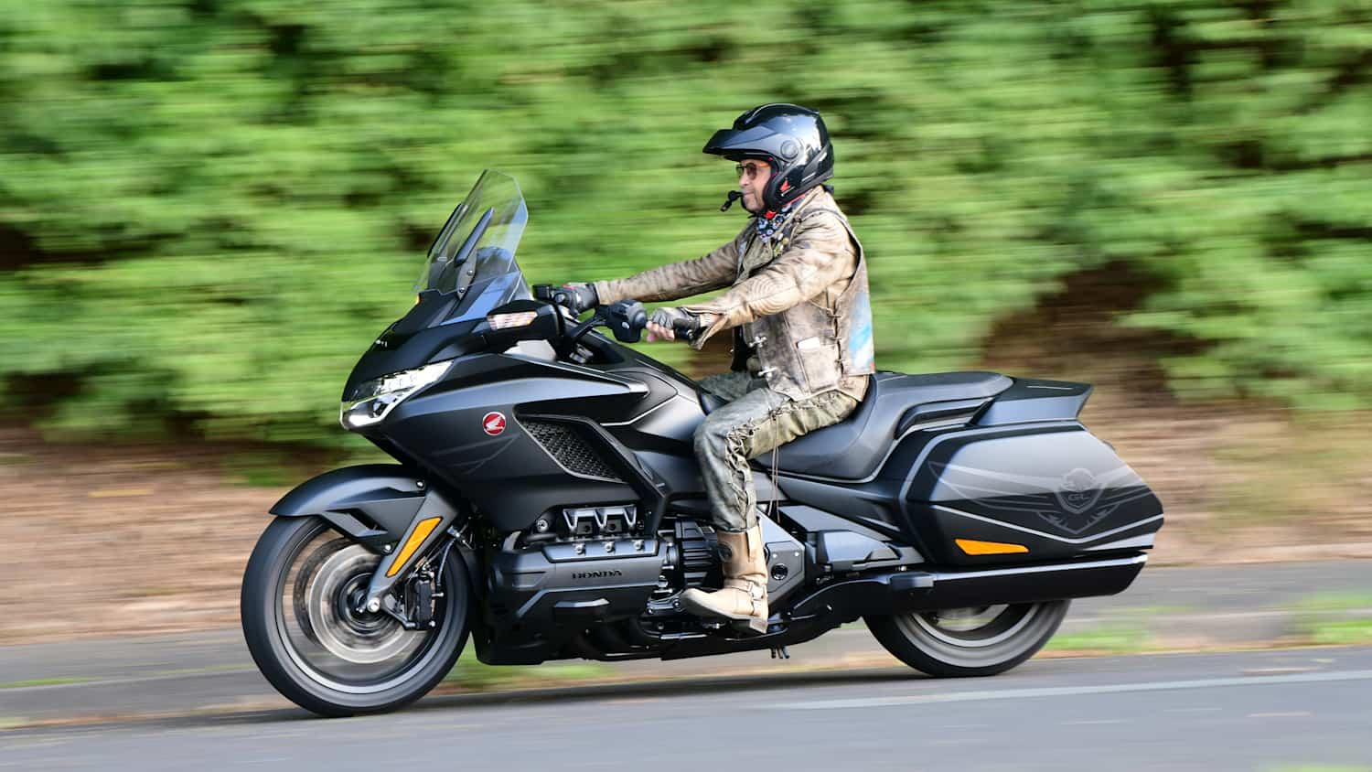 Motorradfahrer fährt auf einer Honda Goldwing auf der Straße.