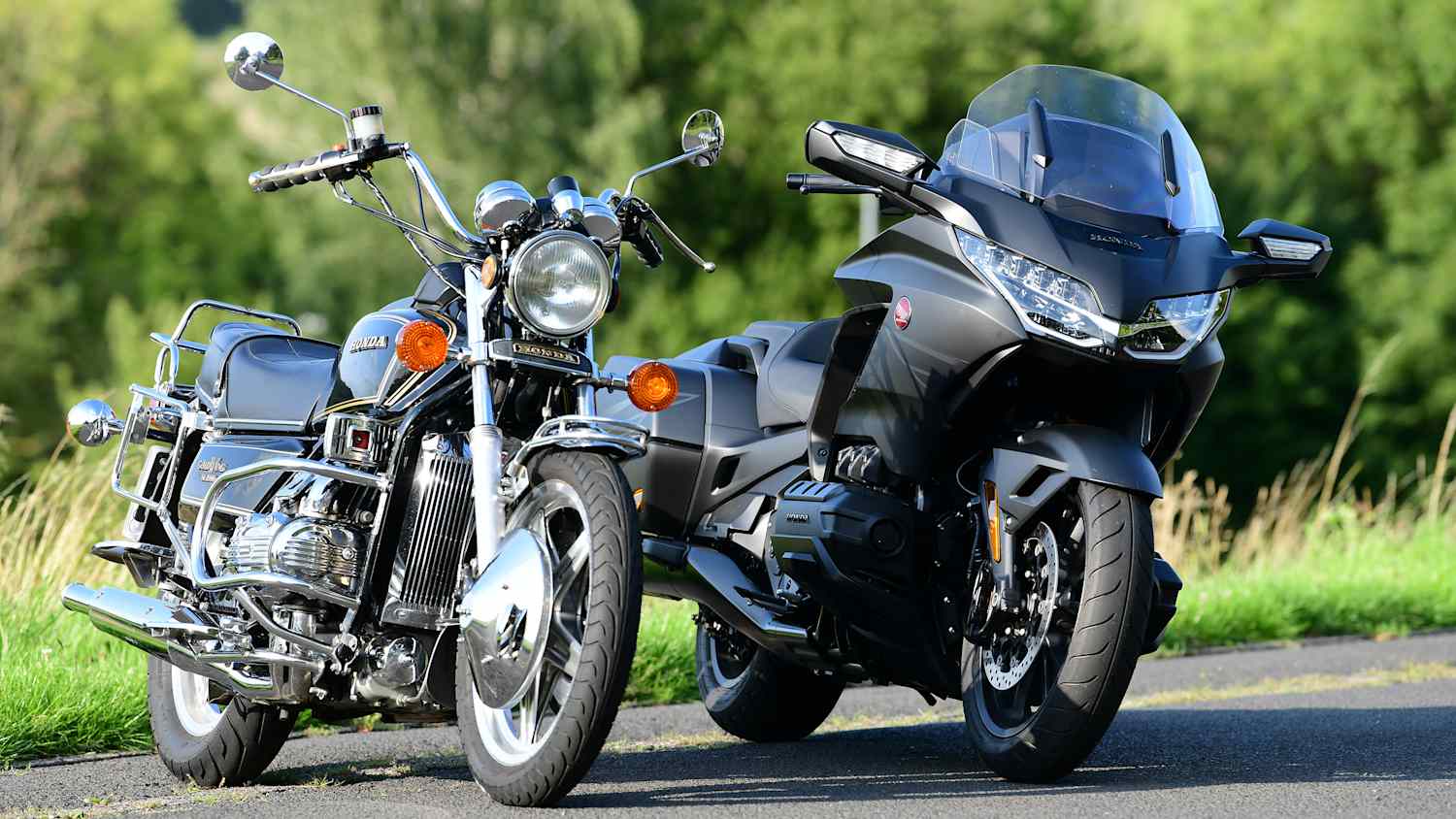 Zwei Honda Goldwing Motorräder nebeneinander von vorne fotografiert.