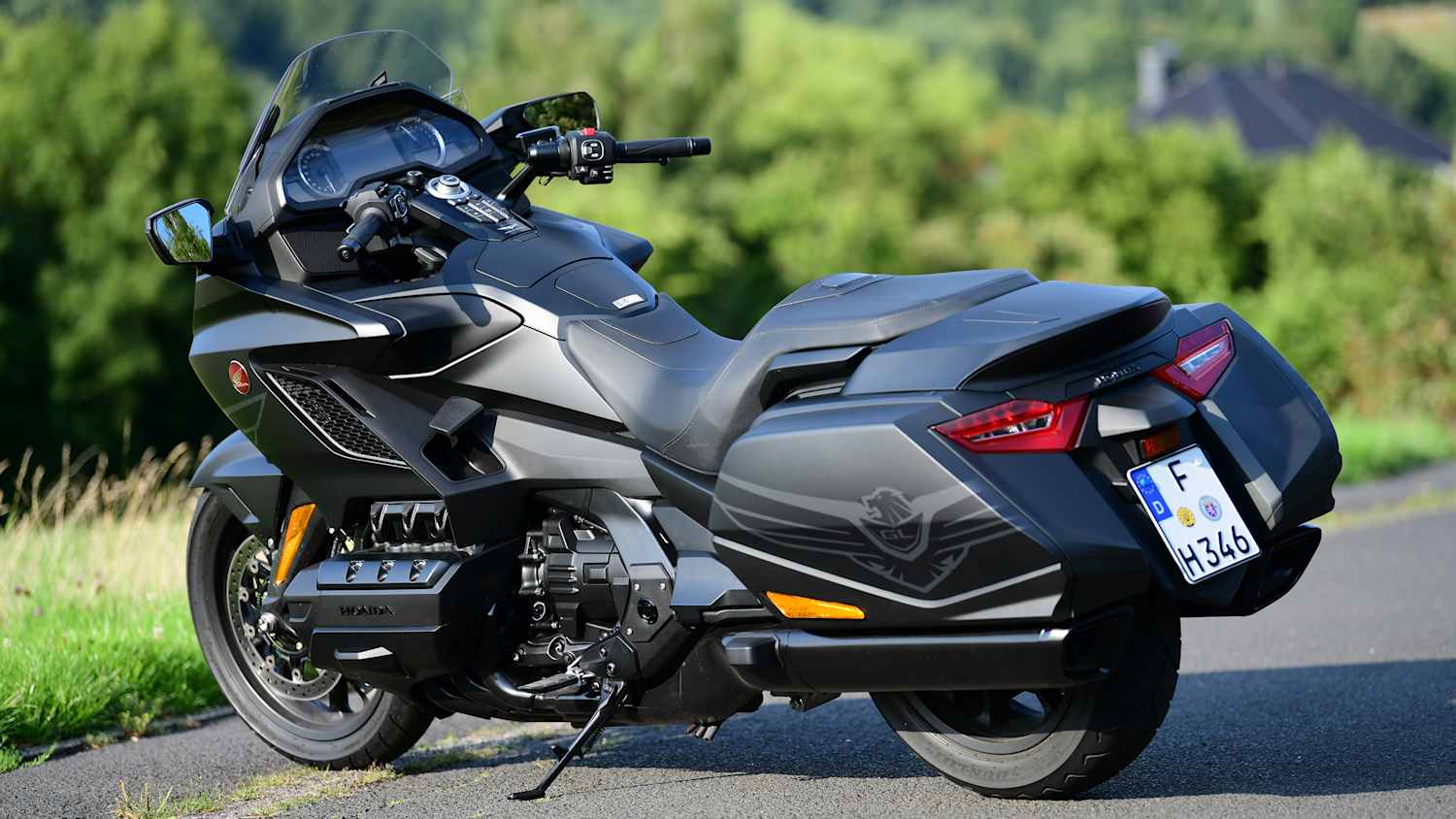 Honda Goldwing in Schwarz geparkt auf der Straße.