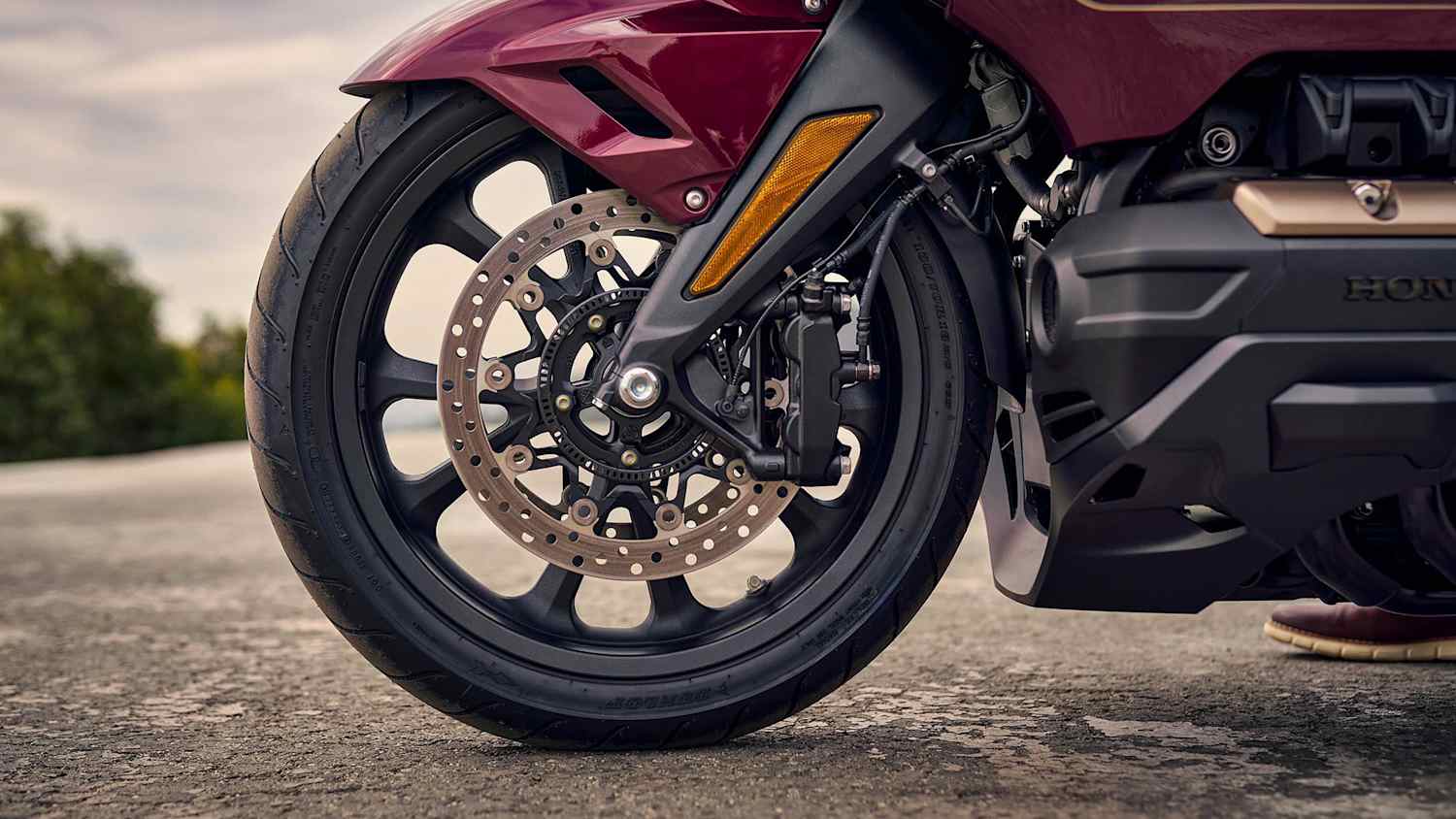 Vorderrad einer Honda Goldwing im Detail.