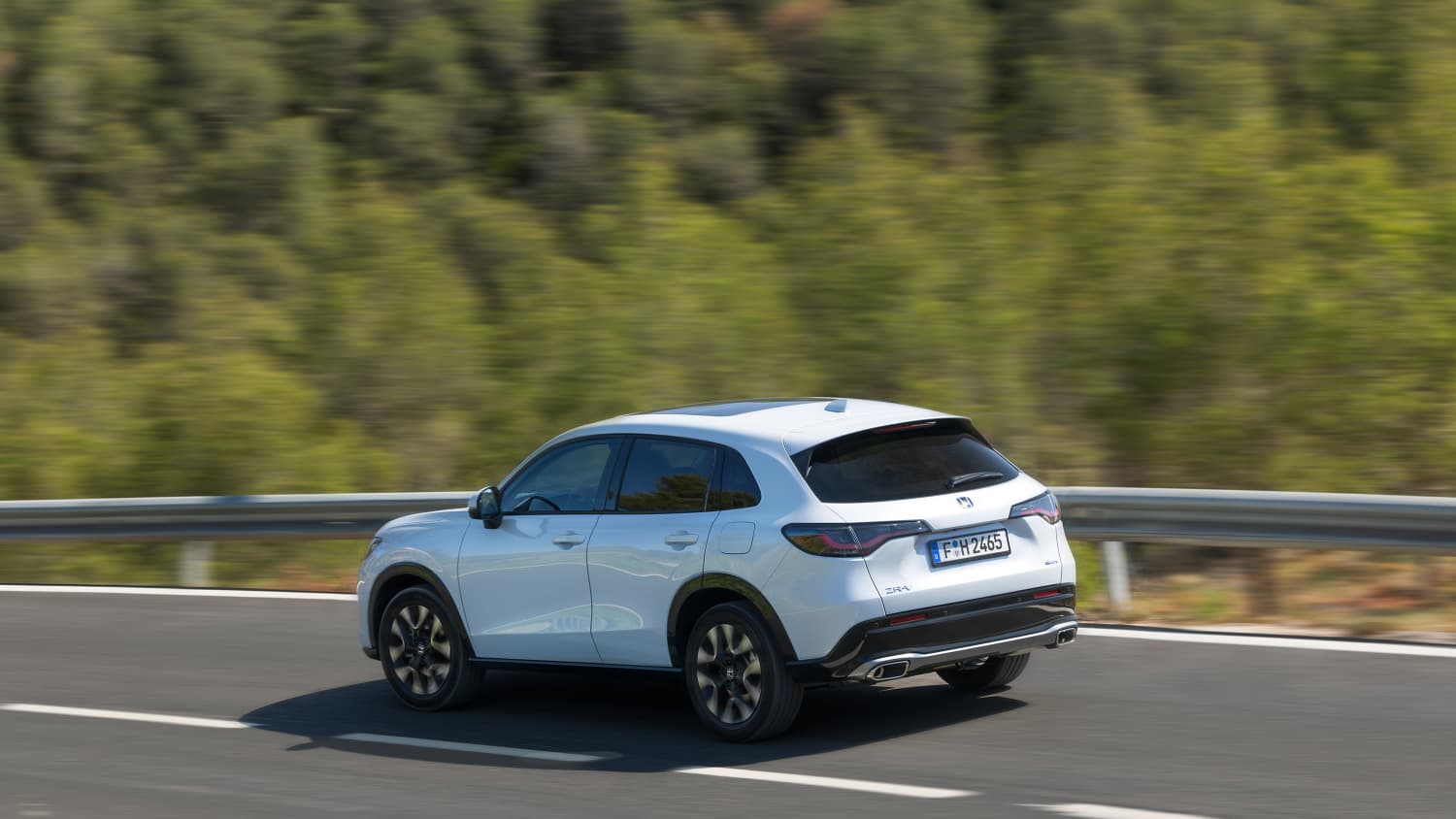 Die Honda ZR V fahrend von hinten