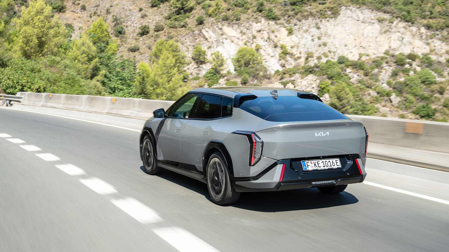 Der neue Kia EV4 GT fahrend von hinten zu sehen