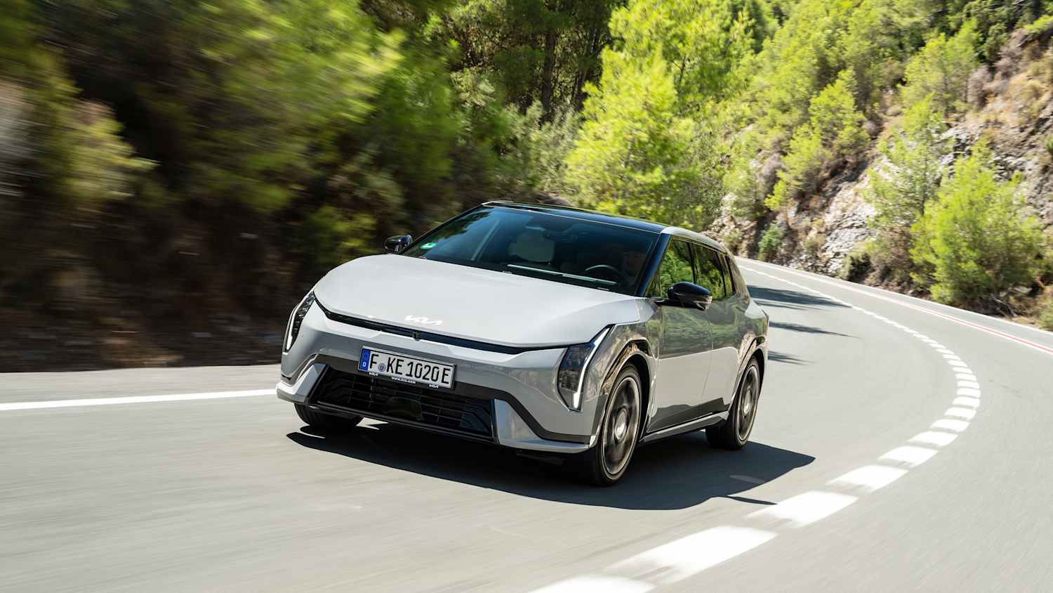 Der neue Kia EV4 fahrend von vorne zu sehen