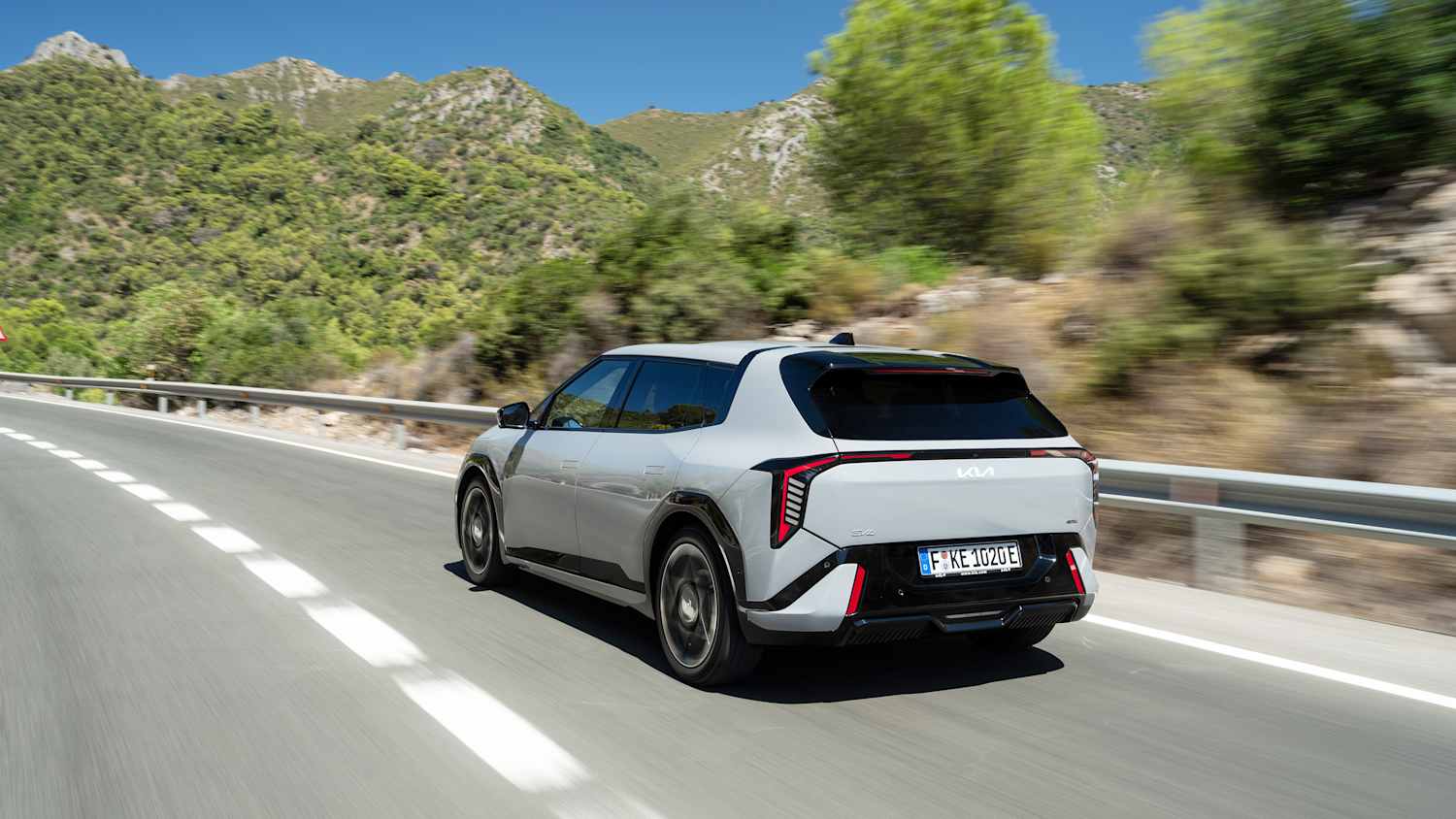 Der neue Kia EV4 fahrend von hinten zu sehen