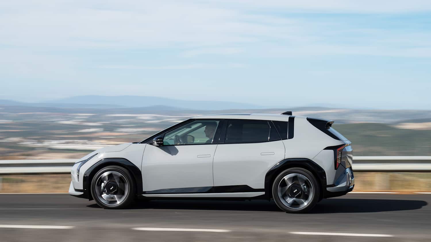 Der neue Kia EV4 fahrend von der Seite zu sehen