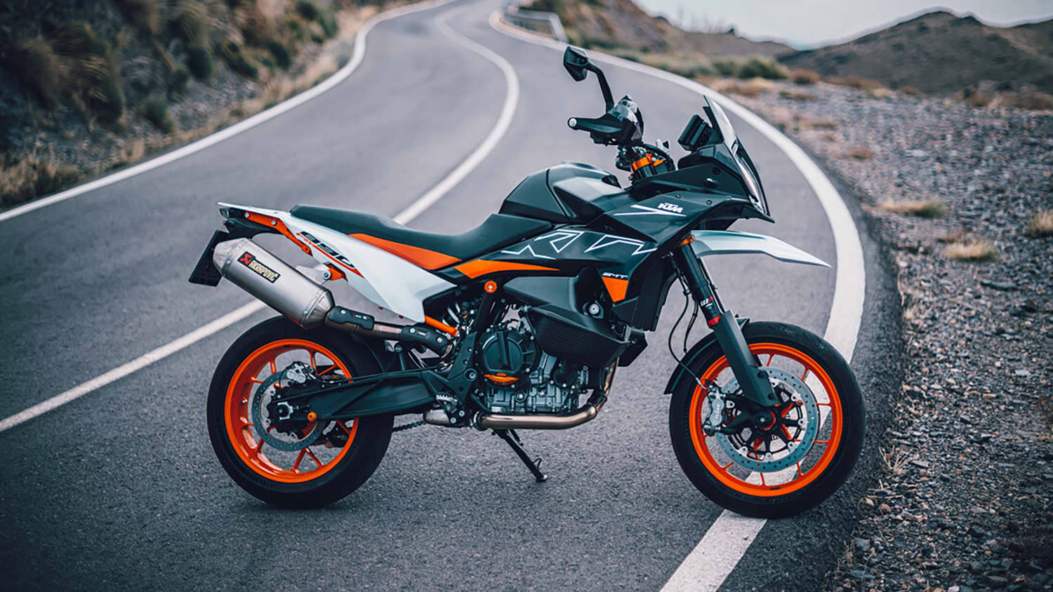 Die neue KTM 890 SMT seitlich stehend auf einer Straße
