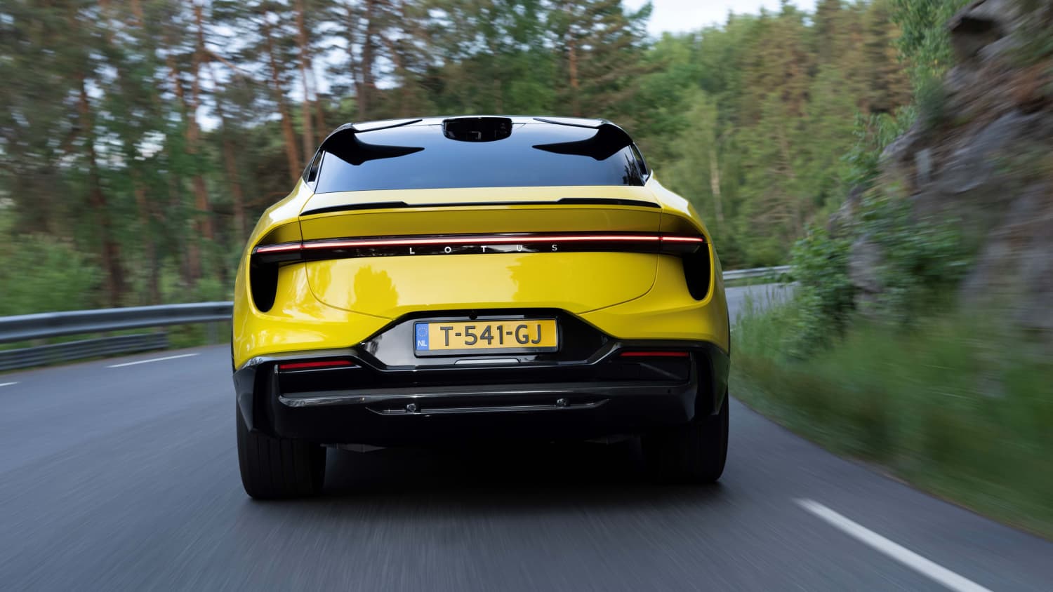 Heckansicht eines fahrenden Lotus Eletre