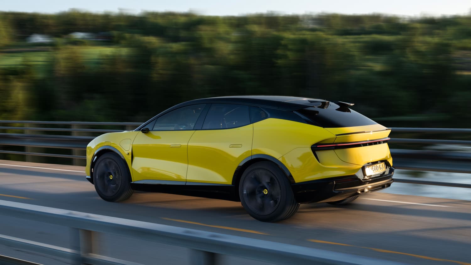 Seitenansicht eines fahrenden Lotus Eletre