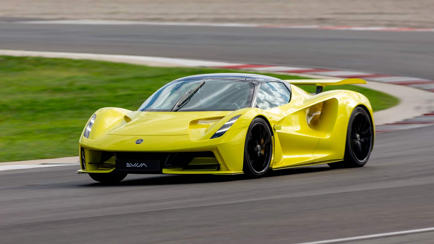 Der neue Lotus Evja fahrend von vorne fotografiert