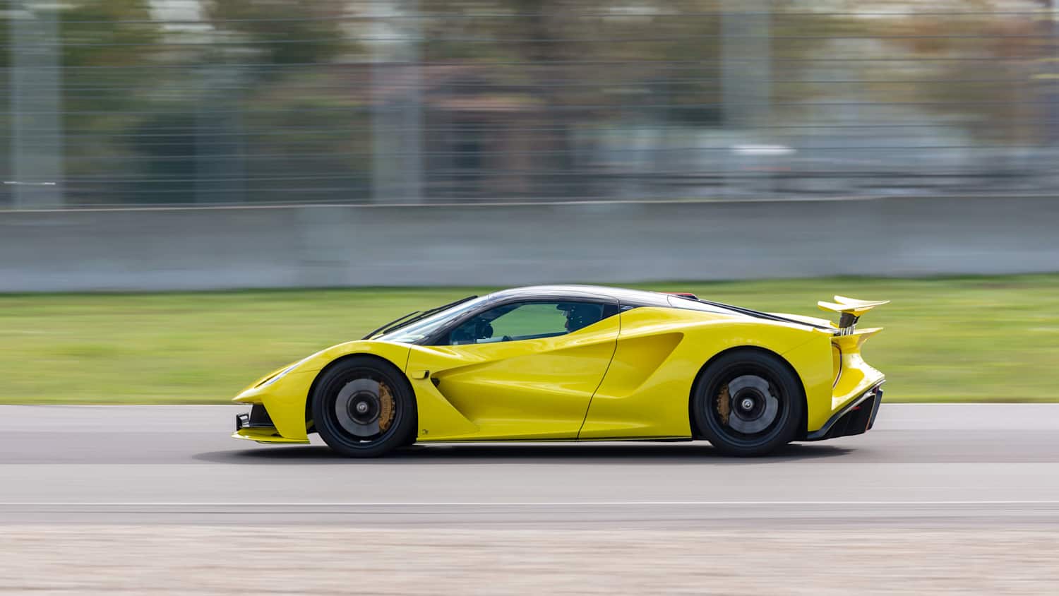 Der neue Lotus Evja fahrend seitlich fotografiert