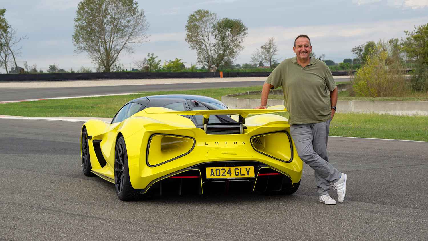 Fotograf Thomas Geiger steht neben dem neuen Lotus Evija