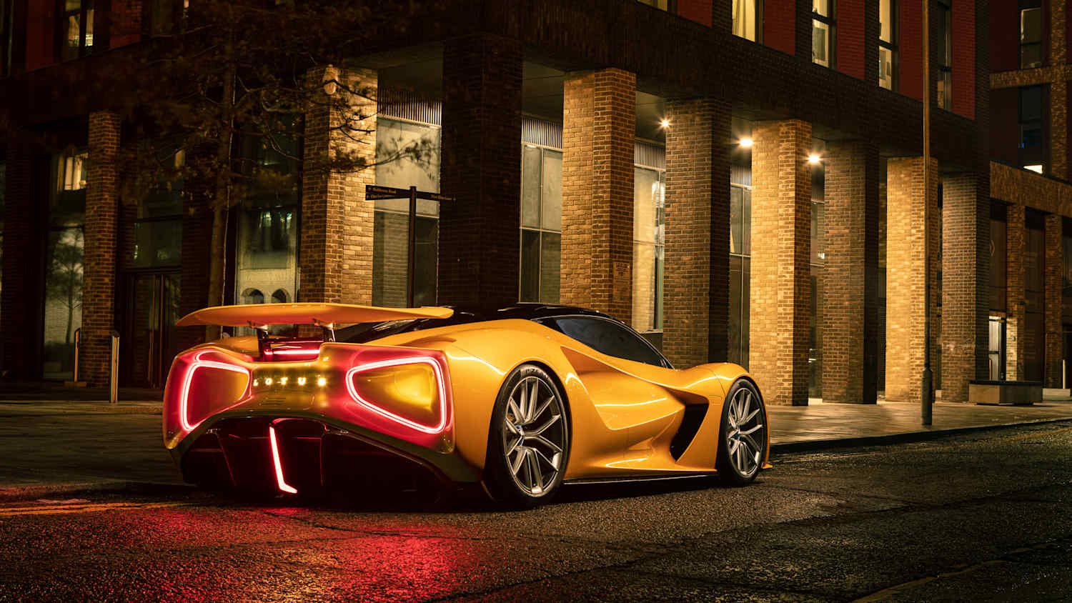 Der neue Lotus Evja stehend in der Nacht von hinten zu sehen