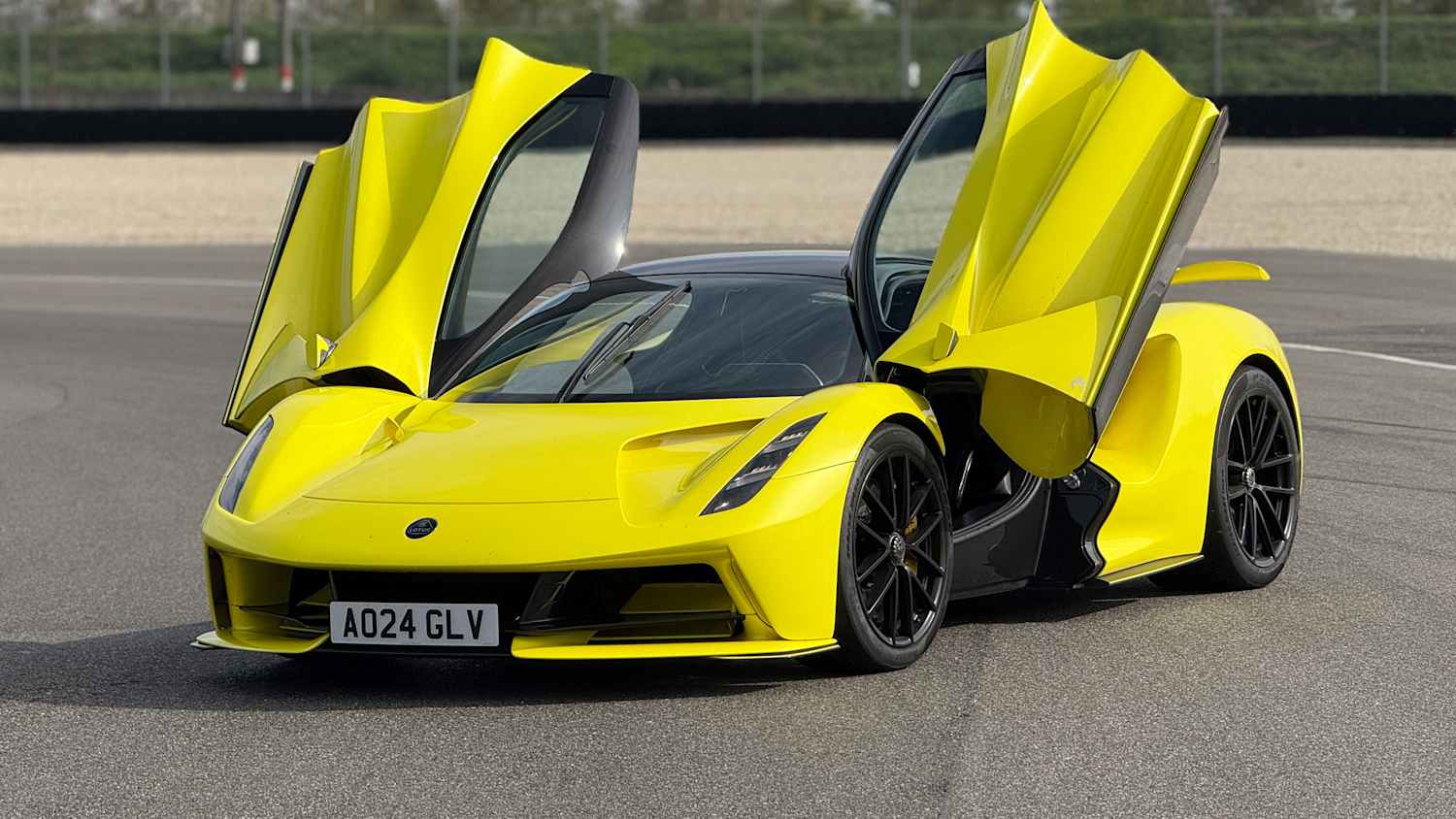 Der neue Lotus Evija mit geöffneten Flügeltüren