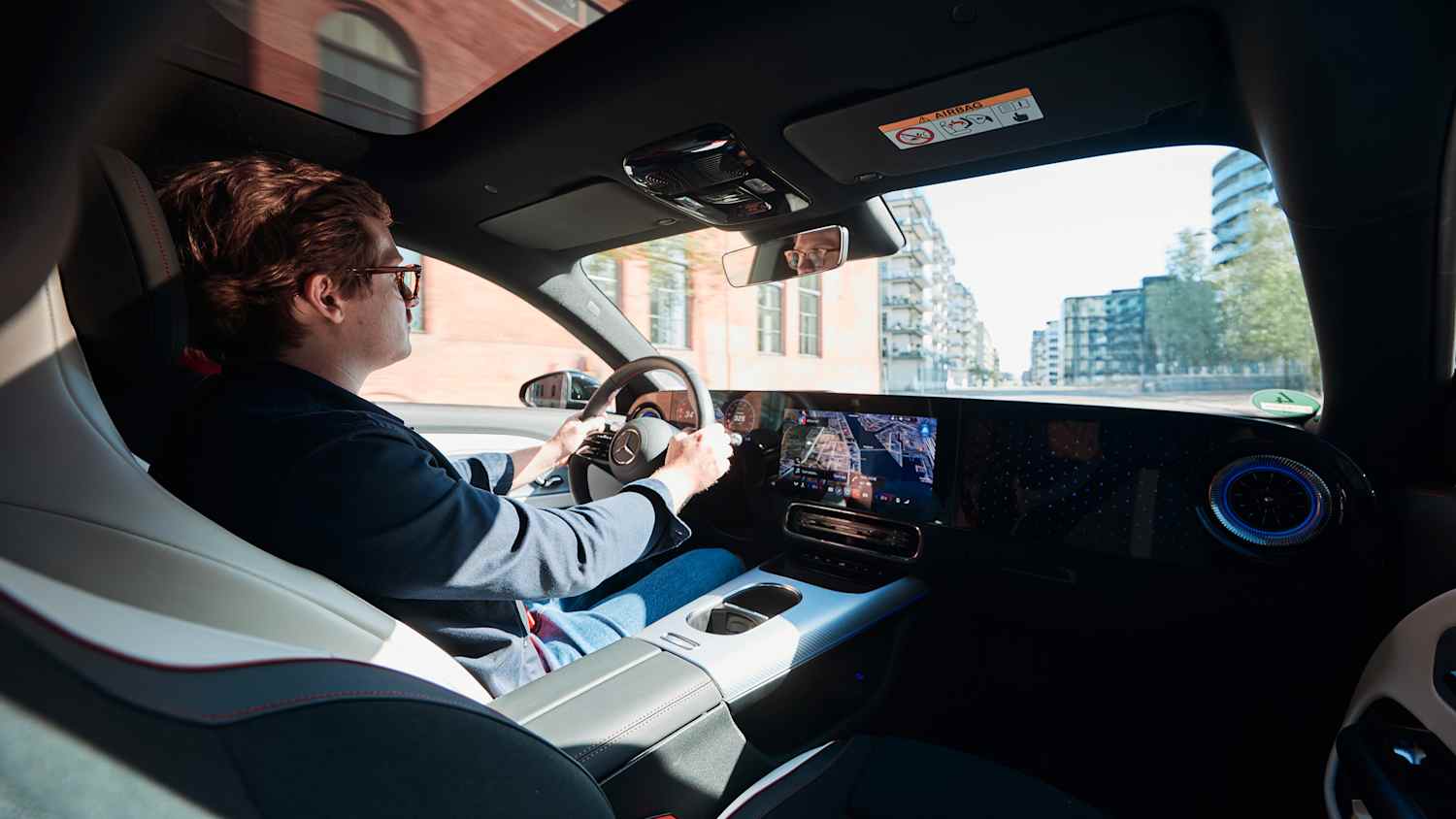 Der Redakteur Andreas Huber welcher gerade im Mercedes CLA sitzt und ihn Probfahrt