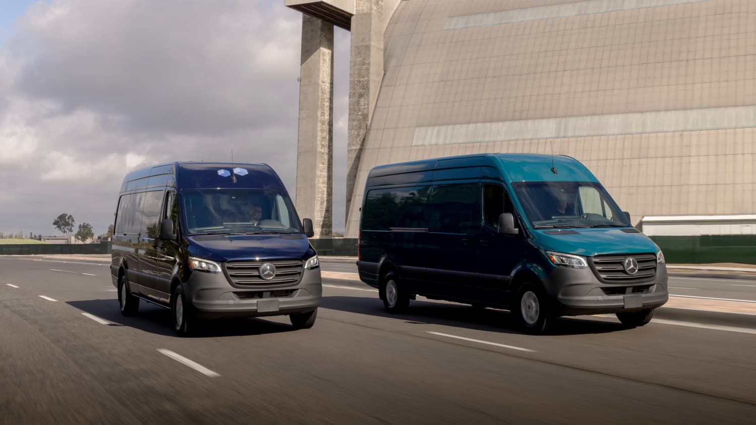 Frontansicht von zwei Mercedes e-Sprinter die auf einer Autobahn fahren