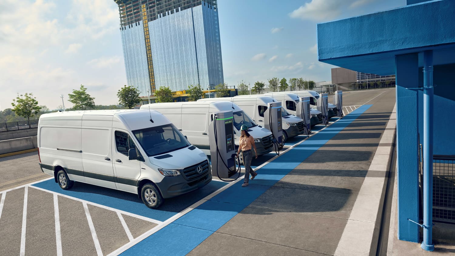 Mehrere Mercedes e-Sprinter stehen nebeneinander