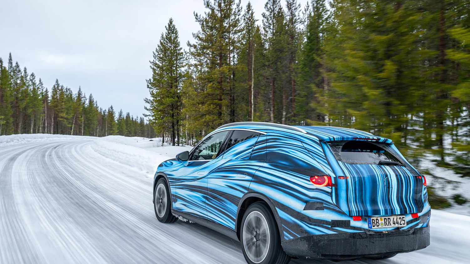 Heck und Seitenansicht eines fahrenden Mercedes GLC EQ