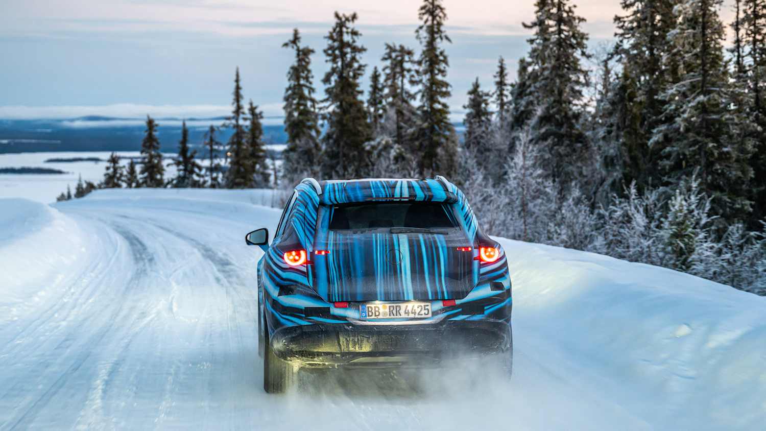 Heckansicht eines fahrenden Mercedes GLC EQ
