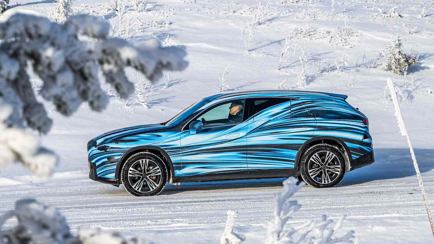 Seitenansicht eines fahrenden Mercedes GLC EQ