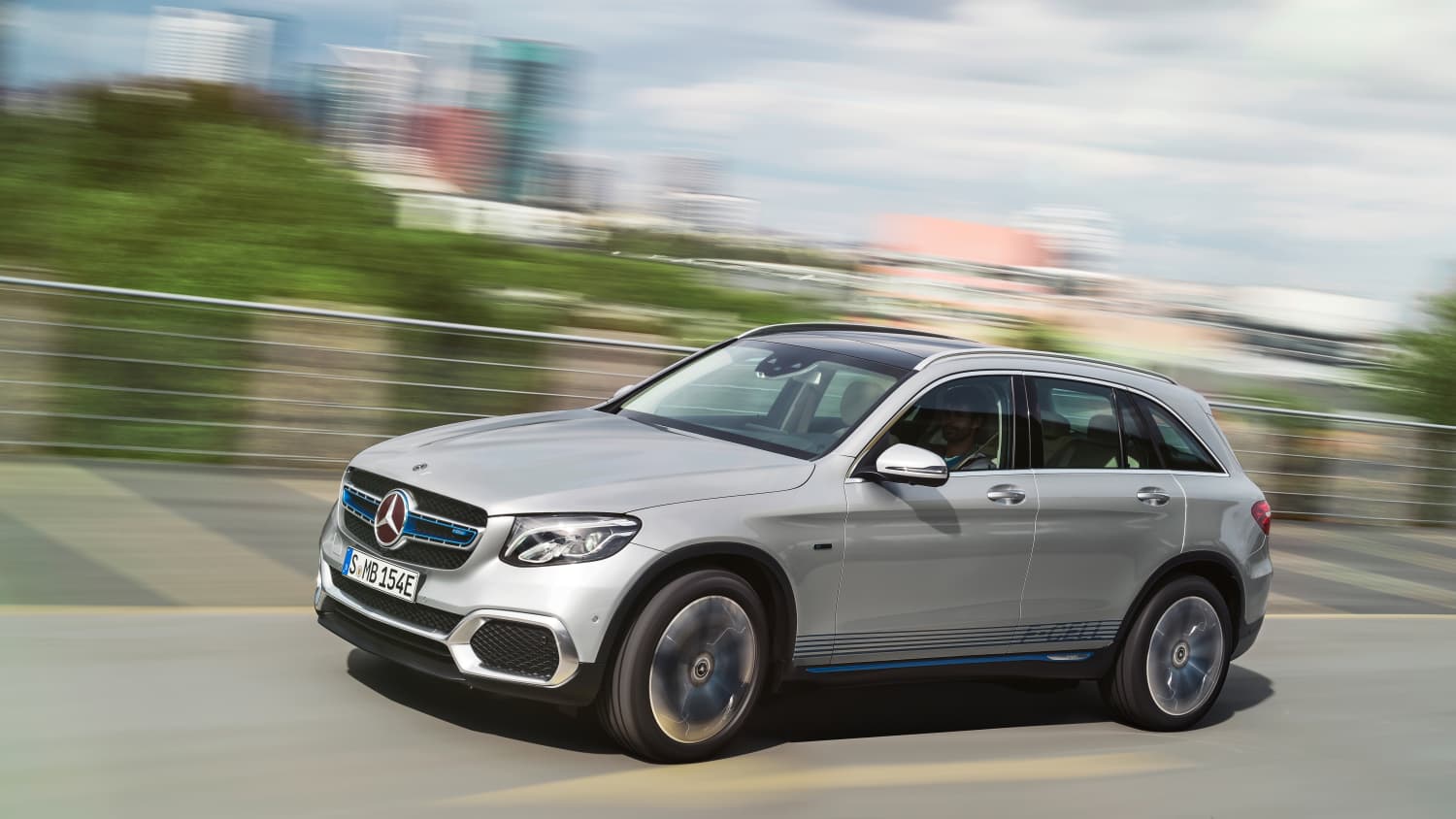 Silberner Mercedes GLC F-Cell faehrt auf Strasse