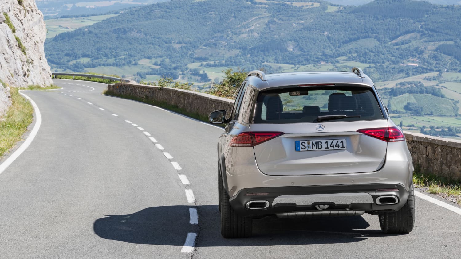 Silberner Mercedes GLE faehrt auf Strasse