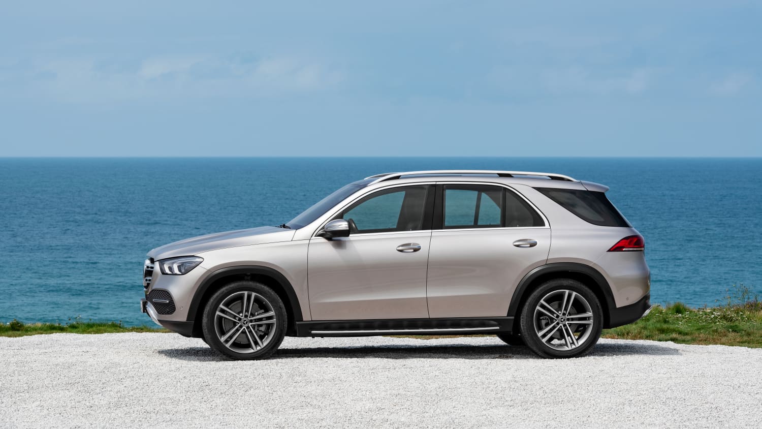 Silberner Mercedes GLE steht im Gelaende