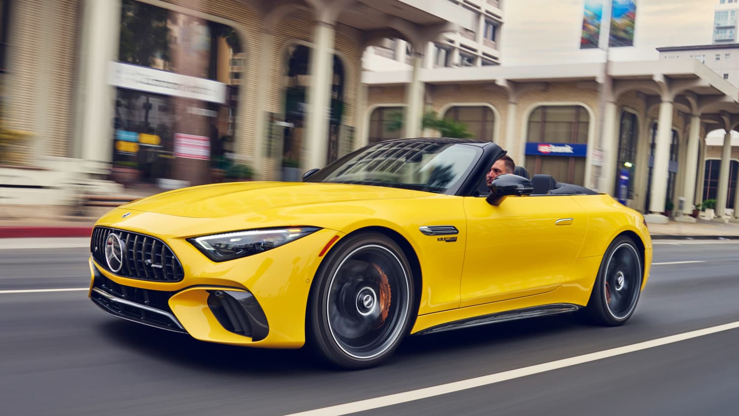 Front und Seitenansicht eines fahrenden Mercedes SL