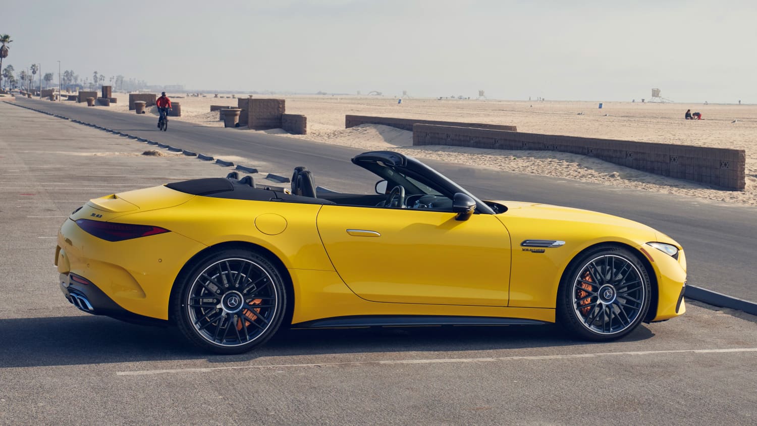 Seitenansicht eines stehenden Mercedes SL