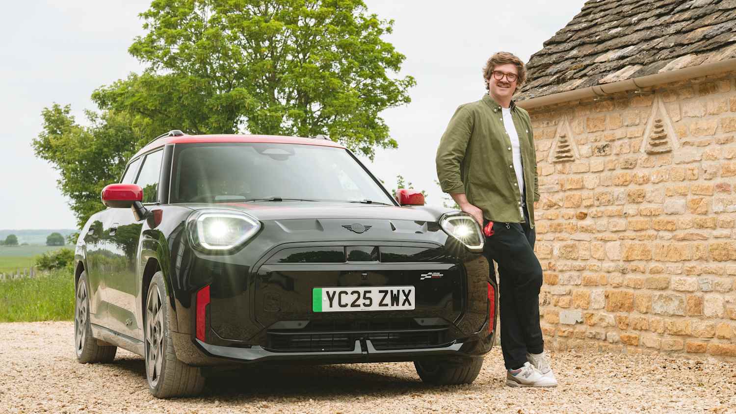 Redakteuer Andreas Huber mit dem  Mini Aceman in British in Racing Green