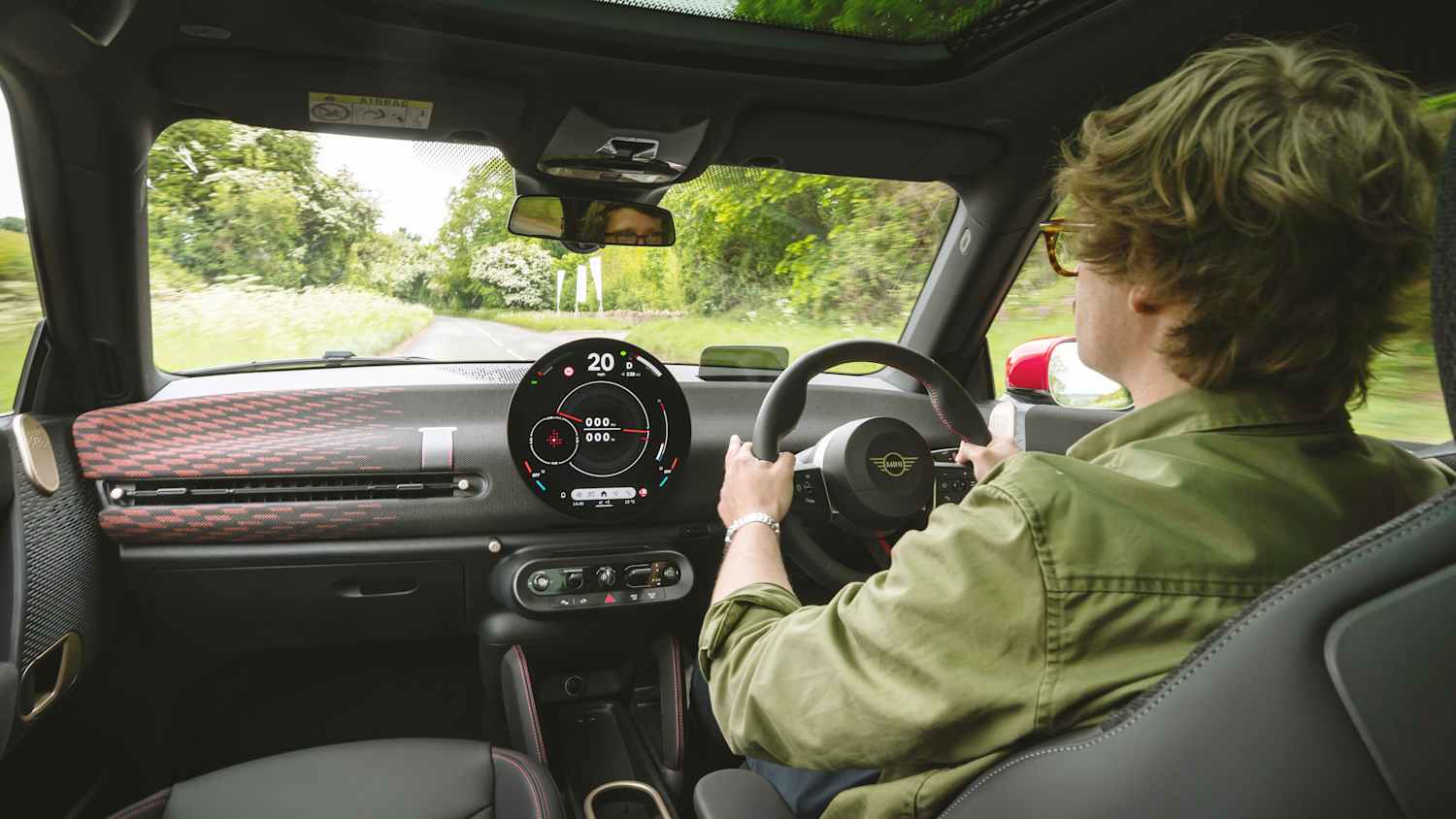 Redakteur Andreas Huber am Steuer des Mini John Cooper Electric in Midnight Black