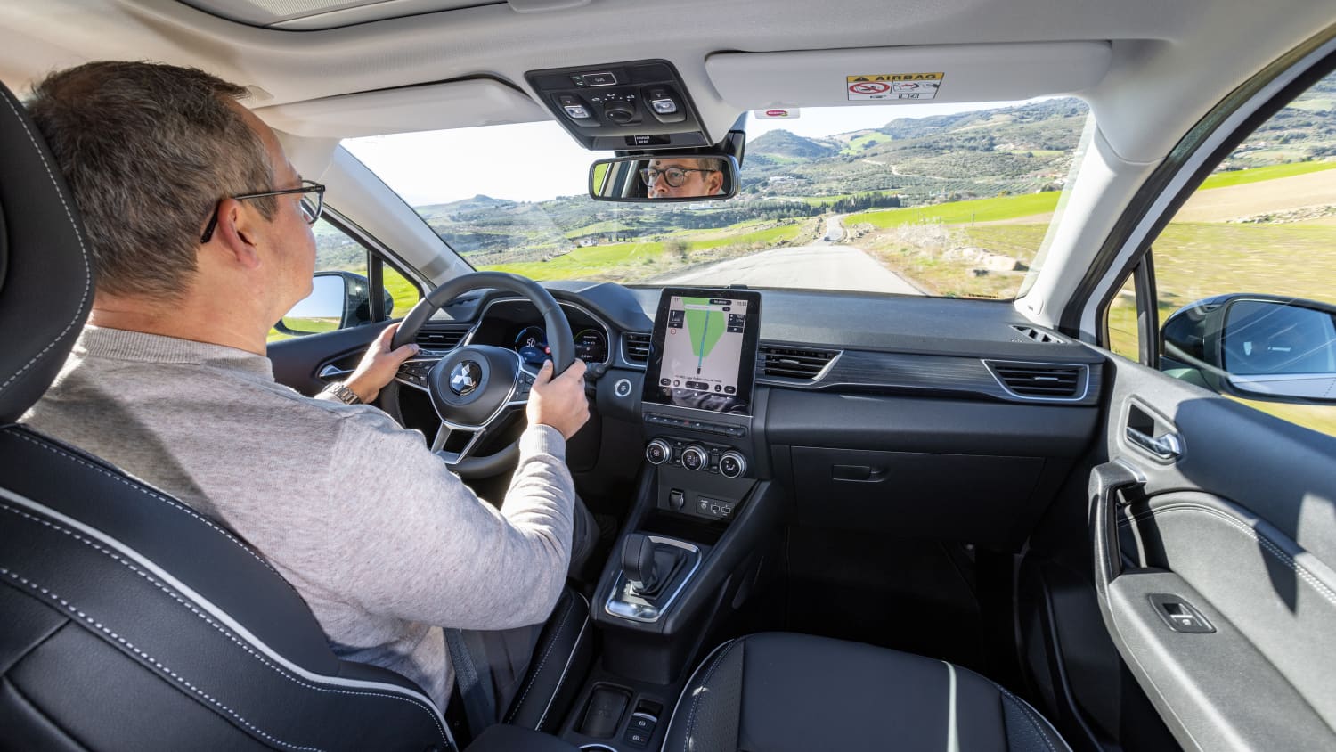 ADAC Redakteur Jochen Wieler am Steuer des Mitsubishi ASX
