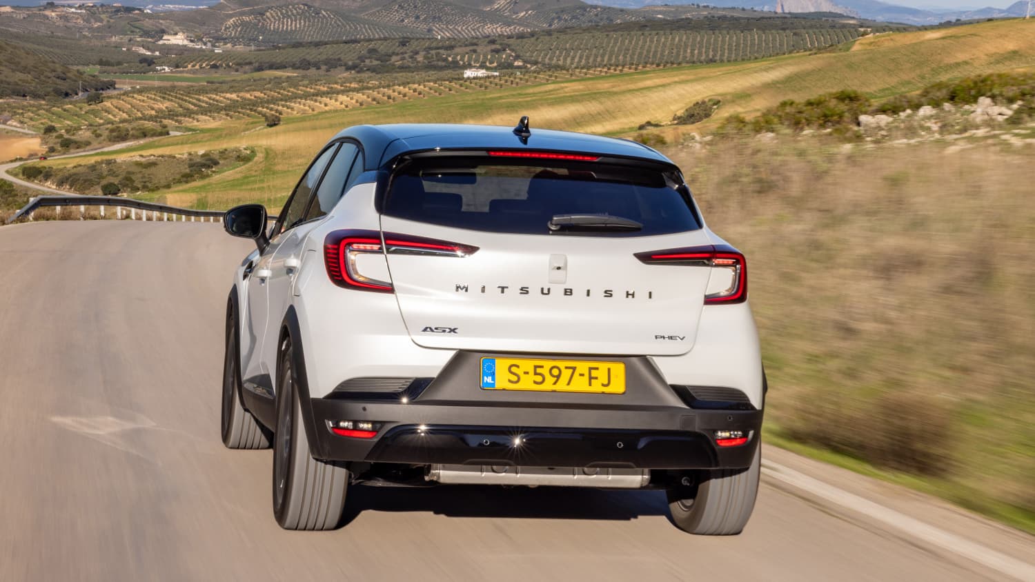 Heckansicht eines fahrenden Mitsubishi ASX