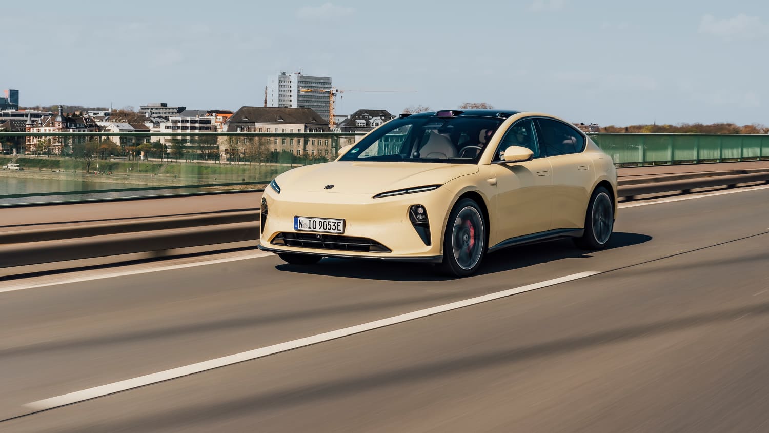 Der neue Nio ET 5 fahrend von vorne zu sehen