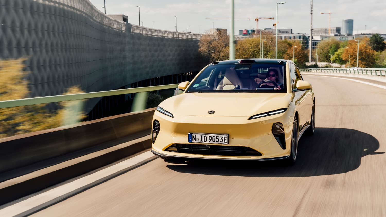 Der neue Nio ET 5 fahrend von vorne zu sehen