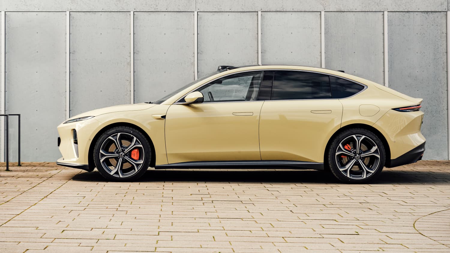 Der neue Nio ET 5 stehend von der Seite zu sehen