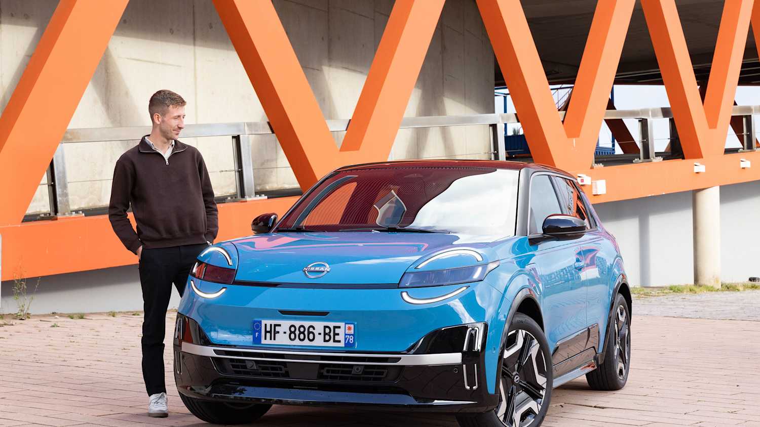 Der ADAC Redakteur Lorenzo Walcher steht neben dem neuen NIssan Micra