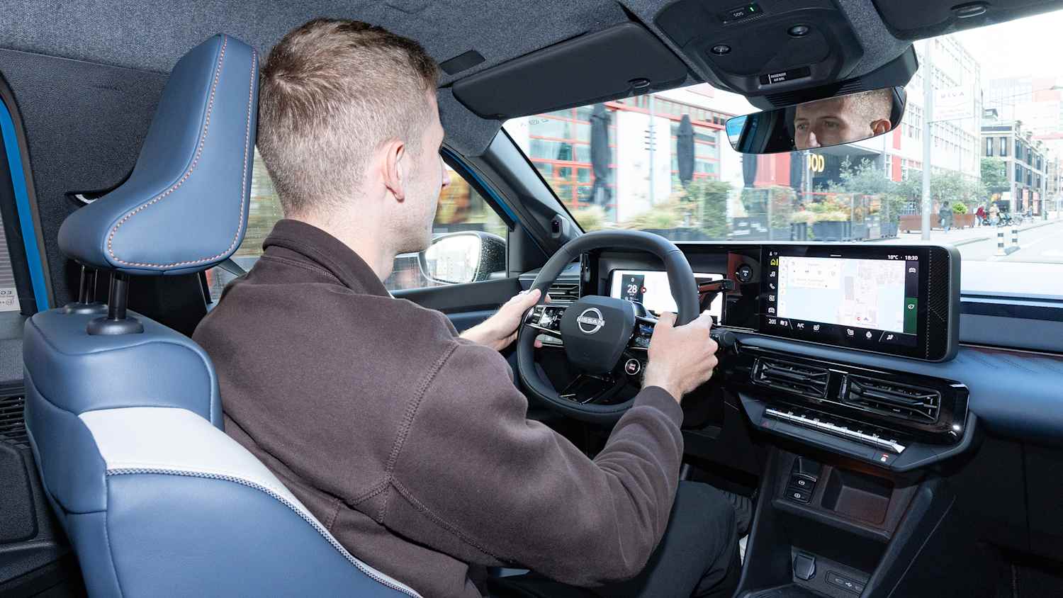 Der ADAC Redakteur Lorenzo Walcher testet den neuen NIssan Micra