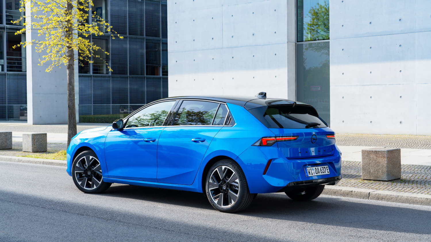 Ein blauer Opel Astra Electric schräg von hinten