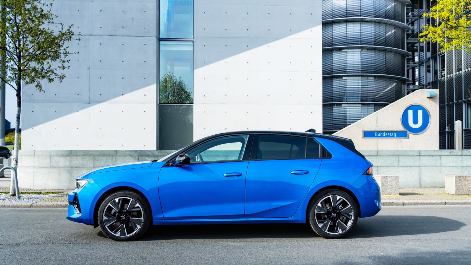 Seitenansicht eines blauen Opel Astra Electric