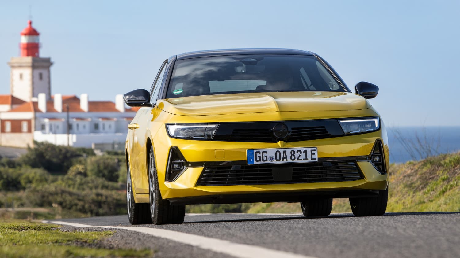 Frontansicht eines fahrenden Opel Astra